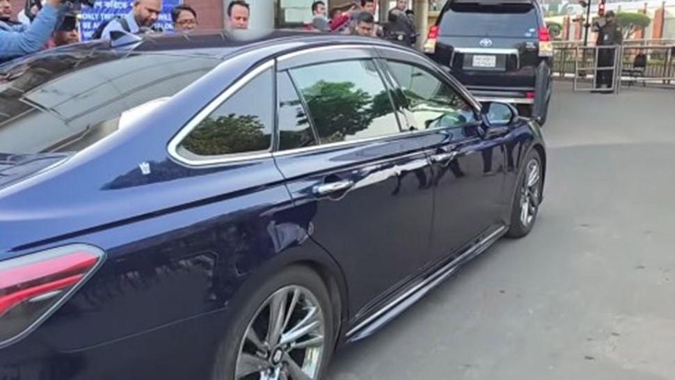 জোবাইদা রহমানকে নিতে বিমানবন্দরে পৌঁছেছে গাড়িবহর